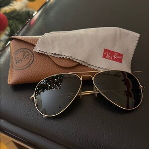 Ray-Ban The Classic Gold Aviator Sunglasses UNISEX (with case and wipe)